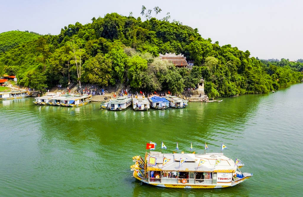 Capture the authentic charm of Vietnam’s cultural scene
